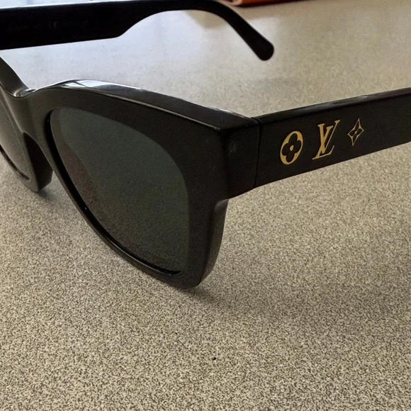 Louis Vuitton Sunglasses - Picture 7 of 7
